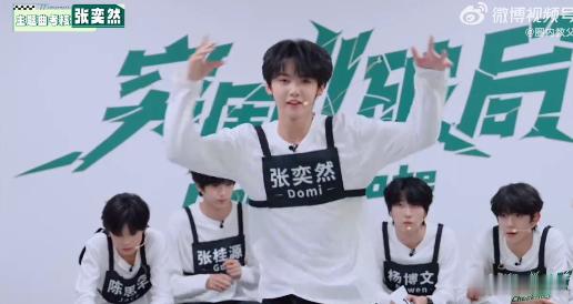 张奕然主题曲考核 导师毫不吝啬夸赞之词，既肯定流畅优美的舞姿，也称赞这份临危不乱