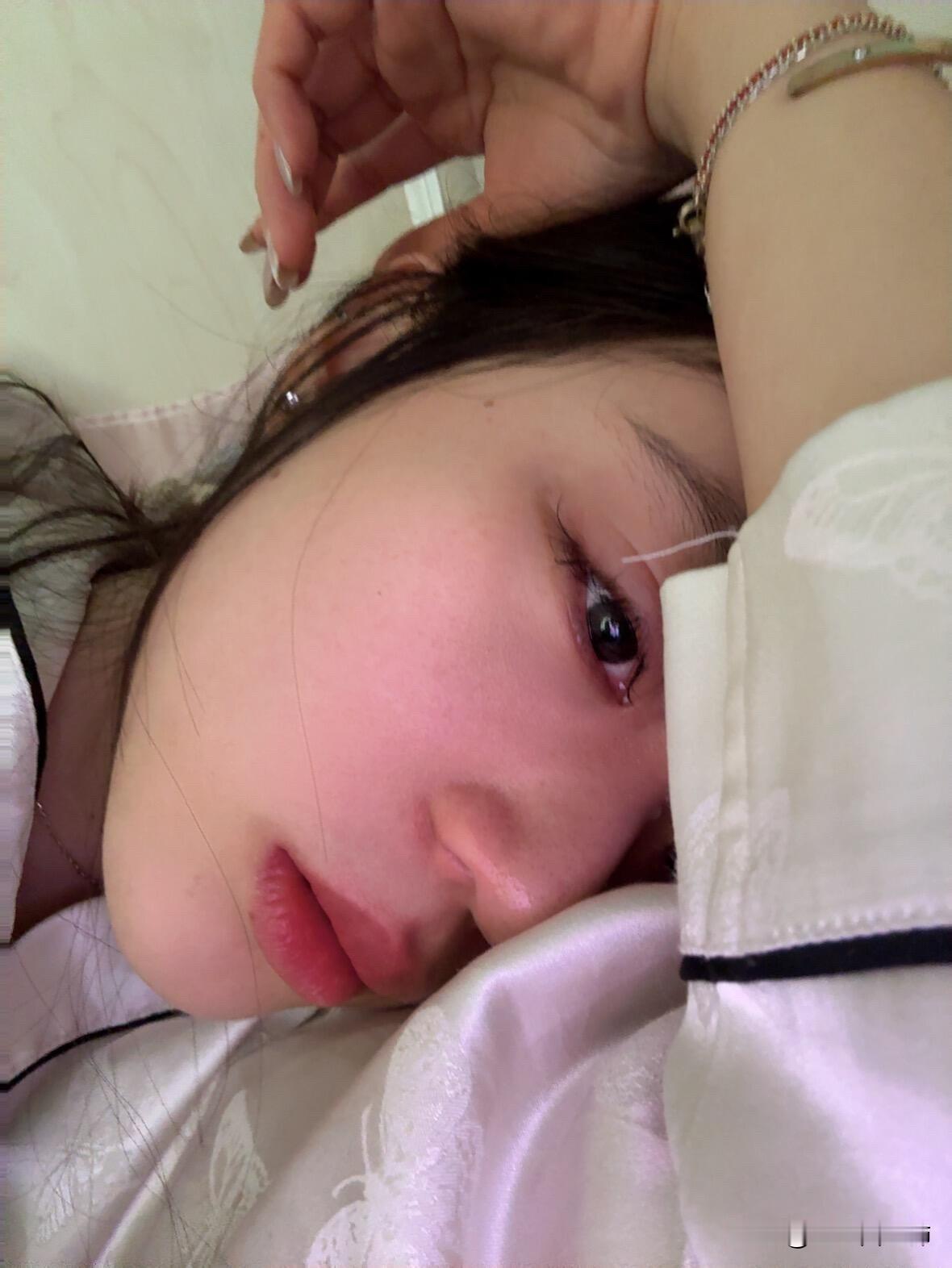 好想回到以前开开心心漂漂亮亮的状态….现在的自己每天都以泪洗面，醒来就是哭、吃饭