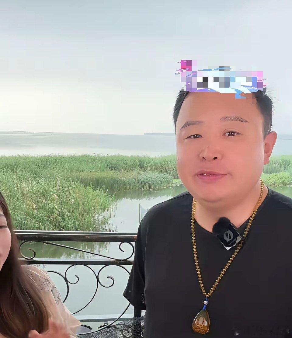 老郭明令弟子不许直播捞金，可阎鹤祥偏在镜头前卖起了大闸蟹，想来无非两条暗线：第一