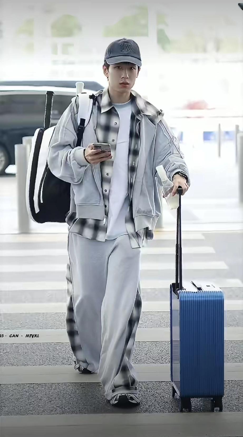 潮男林高远出发上海！
高远这是去上海参加FCW上海时装周了。
就像上完网球兴趣班