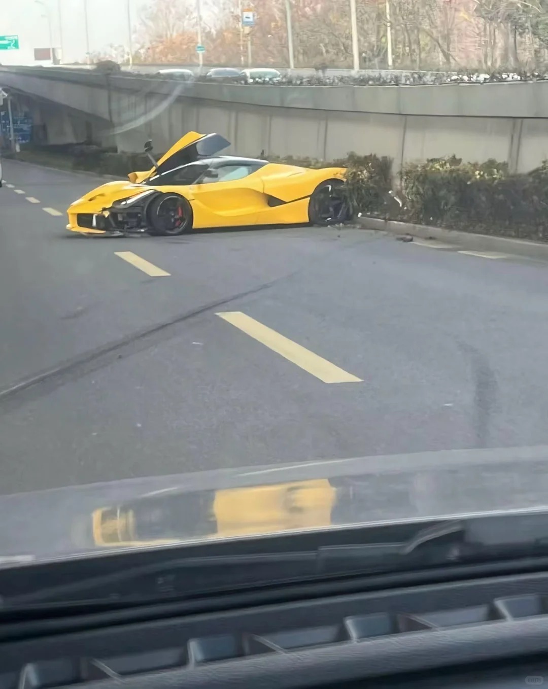 拉法的事故感觉还行，没严重损毁车架部分，外观覆盖件没所谓，这都能修，悬挂也无所谓