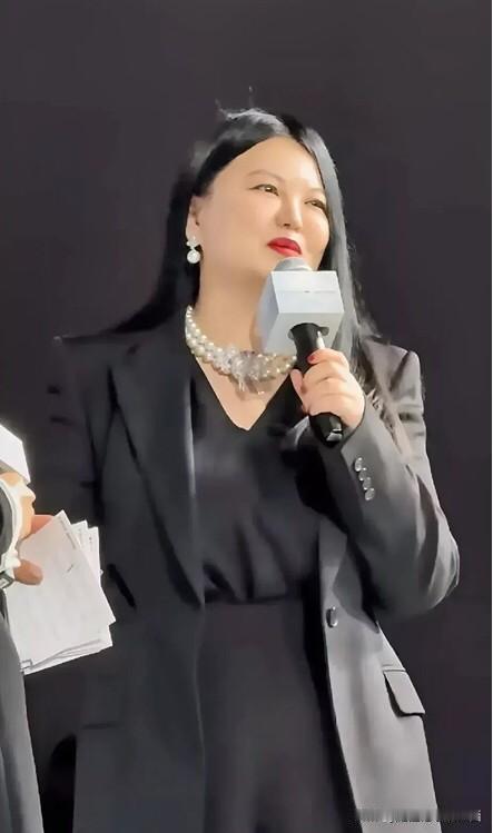 50岁的李湘除了胖一点，整个人看起来沉稳干练，穿着得体，时尚有品味，光彩照人，比