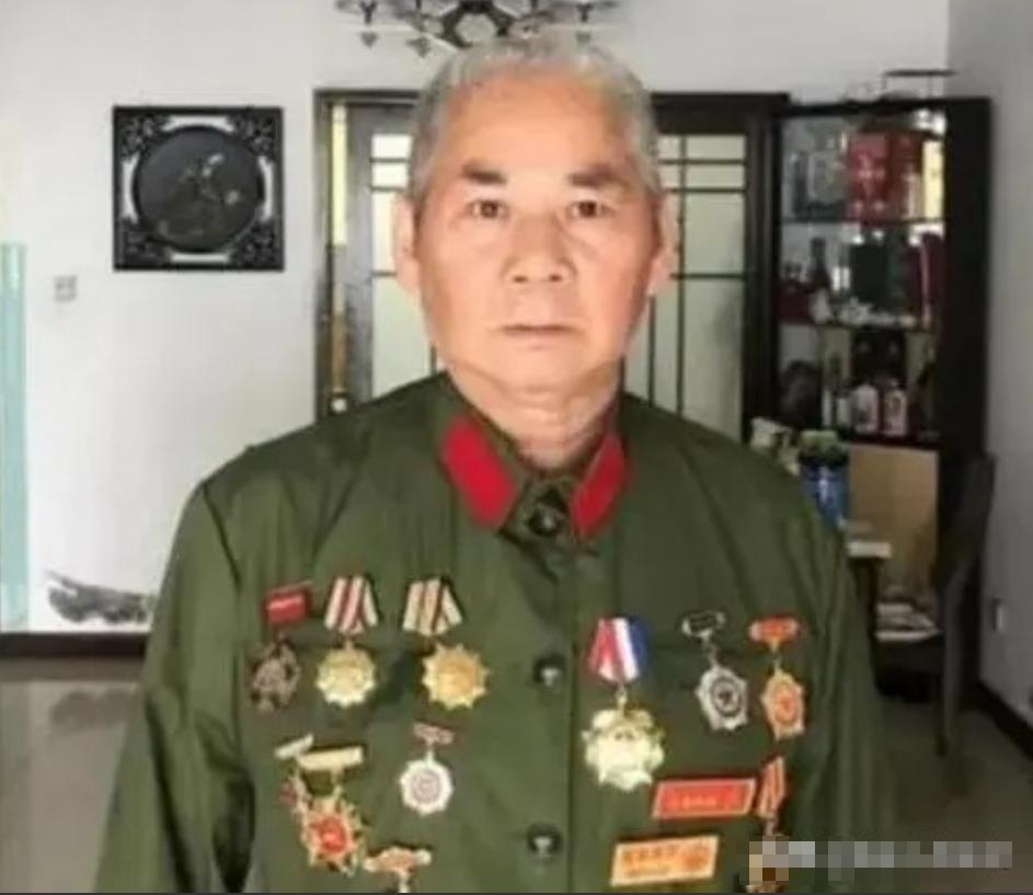 1979年，在对越自卫反击战中，肖家喜和6名战友与部队失联。在急走公路追赶部队时