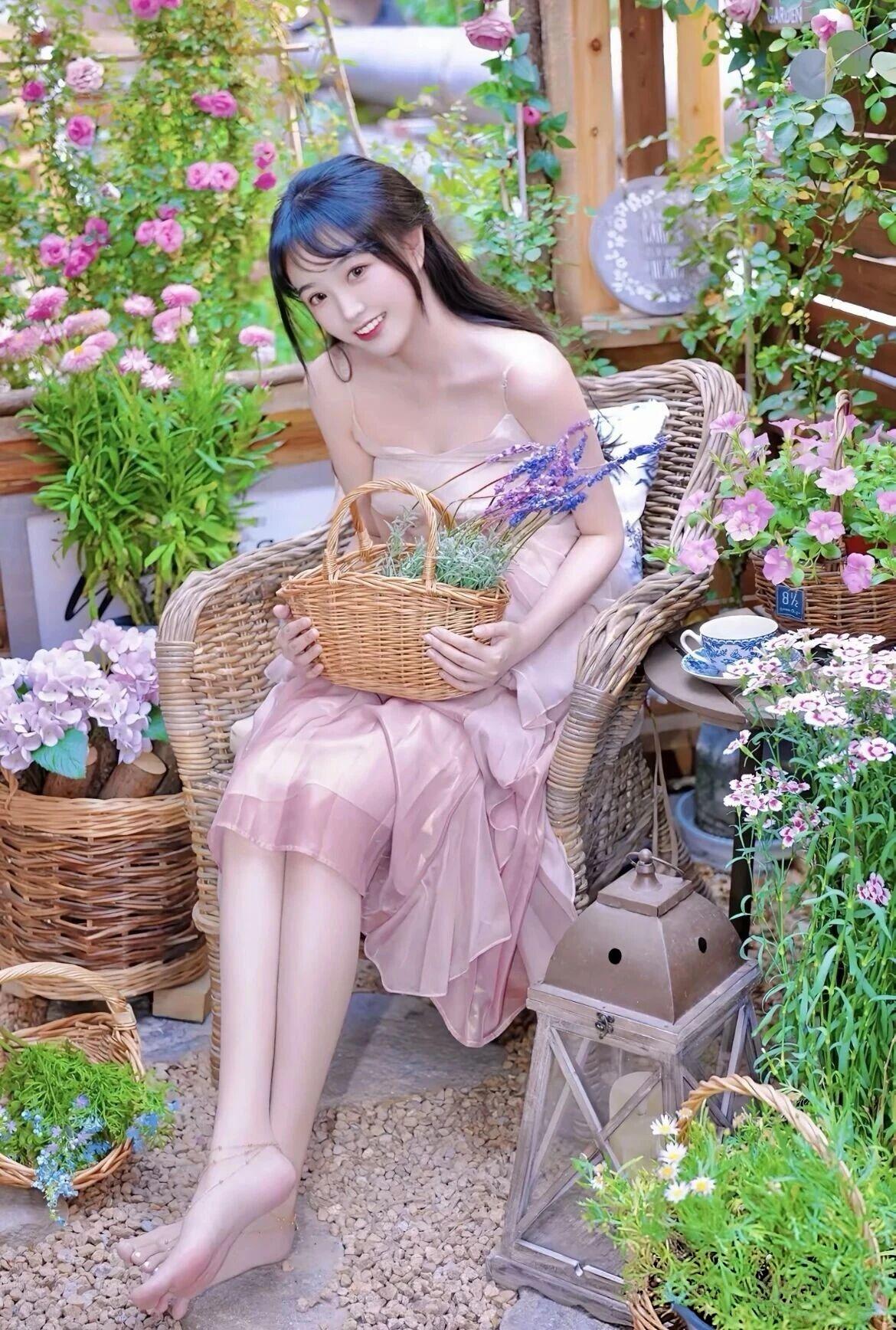 花园治愈版
被花香与阳光包裹的午后，连风都变得温柔起来。
提着一篮薰衣草，在满是