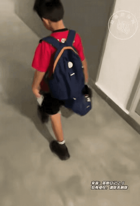 “笑不活了！”一小男孩上学频繁丢水杯，弄丢4个水杯后小男孩的爸爸终于忍不了了，最