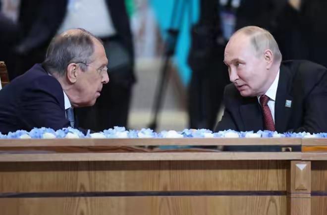 快讯！快讯！
俄罗斯宣布了
俄罗斯政坛“失踪”的男人，75岁拉夫罗夫缺席两场重要