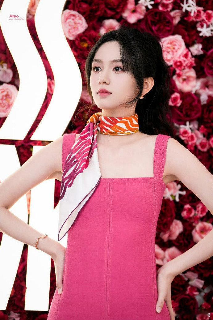 周也粉裙芭比 这是什么人间芭比啊[抱一抱][抱一抱]周也这身行头，我直接爱晕，粉