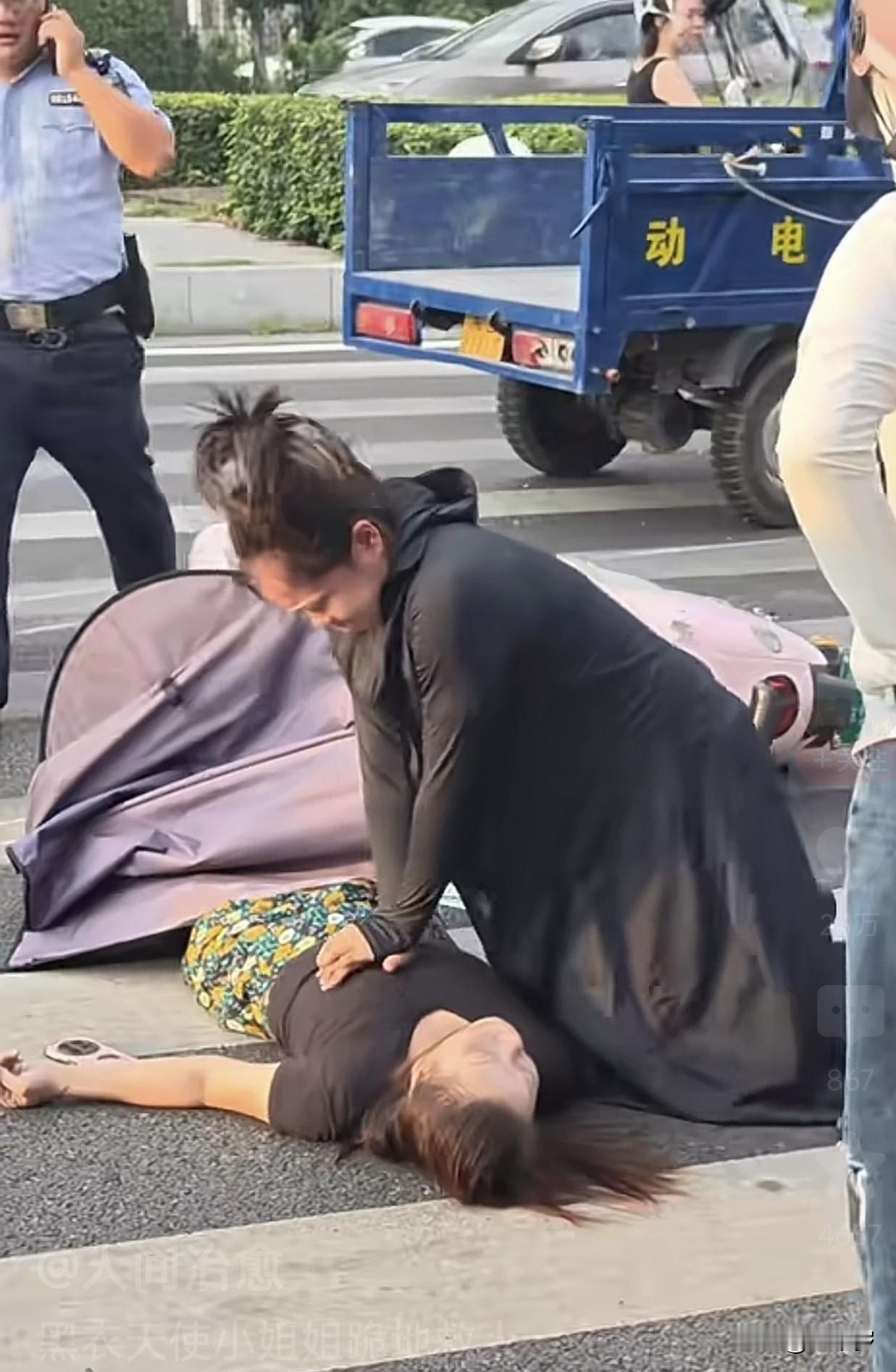 只要能救人，什么方法都无可厚非，什么胡说八道都不要理睬，人命关天，生命至上。
让