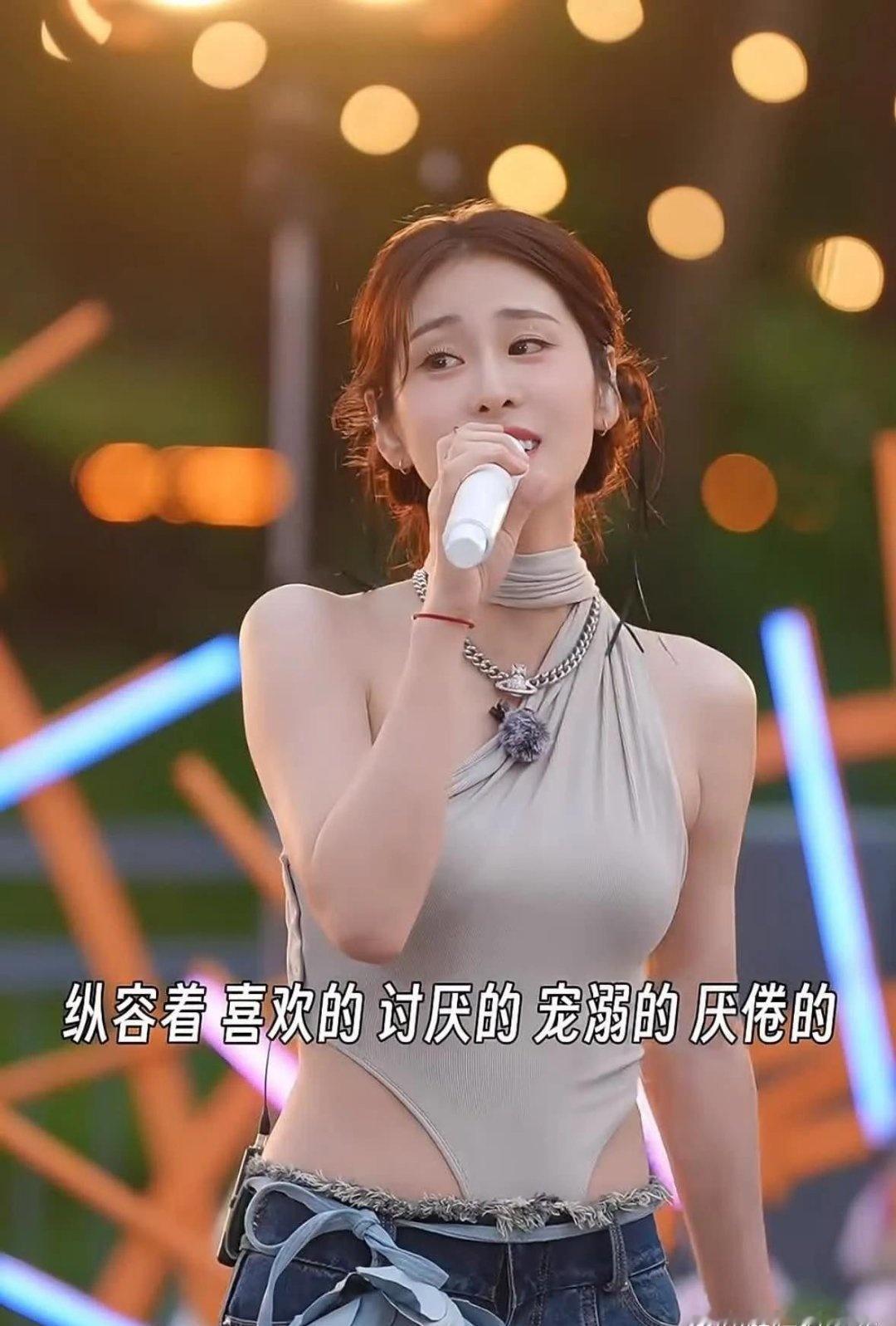 谁给张碧晨安排的衣服，一言难尽，怎么上厕所啊，太不方便了吧 ​​​