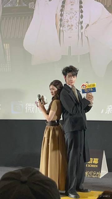 哈妮克孜黄俊捷史密斯夫妇 哈妮克孜和黄俊捷的“史密斯夫妇”pose让人直呼过瘾，