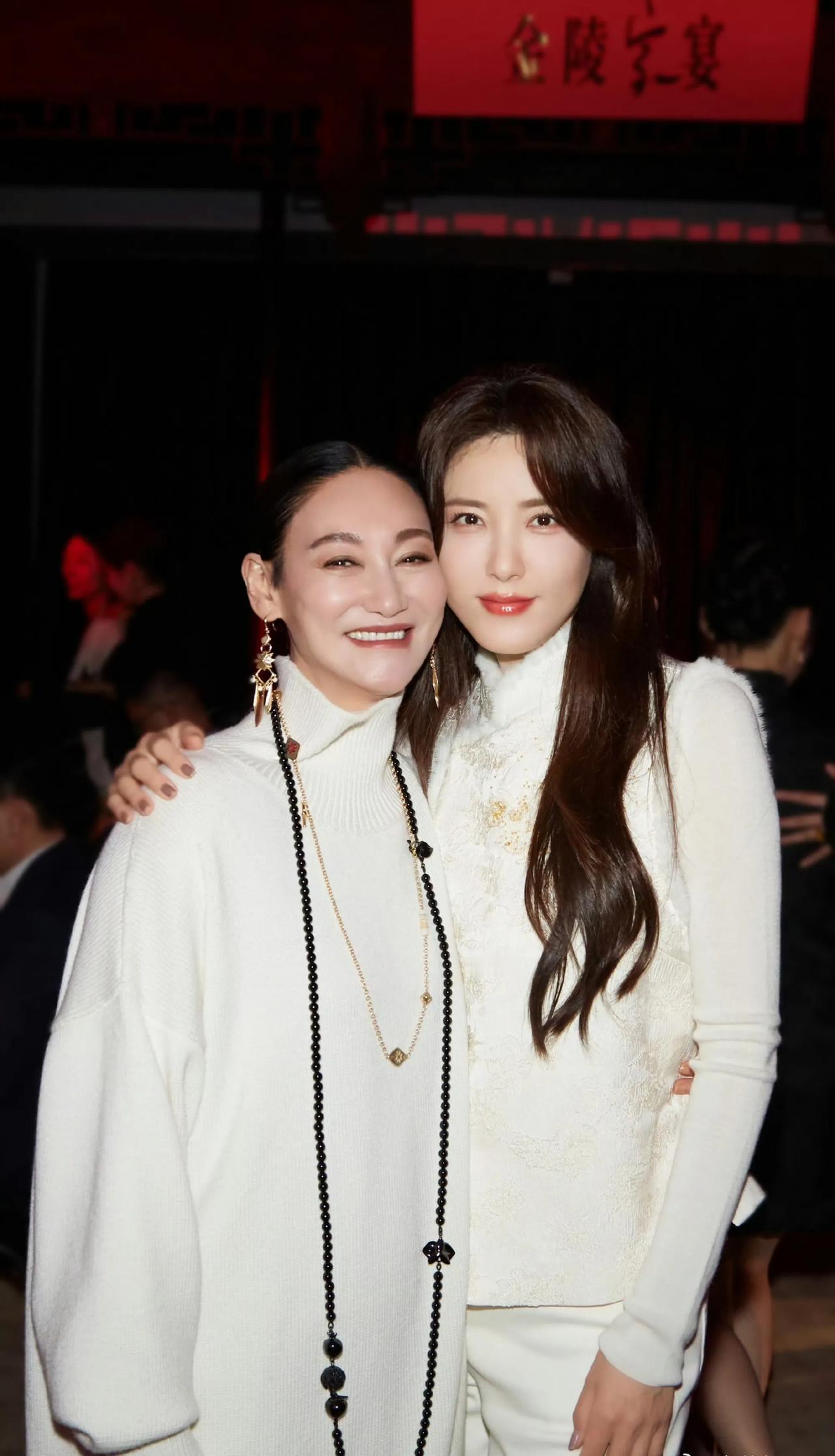 大家看着张合照中的美女面熟吗？右边的是湖北籍演员曾黎对她印象最深的作品应该是她和