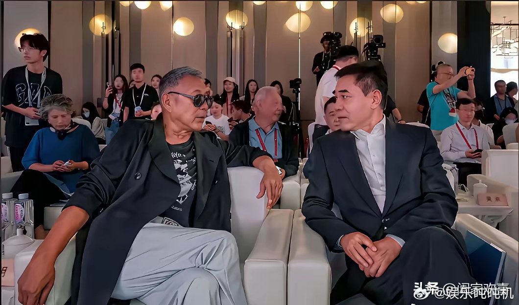 还得是陈道明，但凡换成其他气场稍微弱一点的，这身油腻穿搭再配上这刻意的坐姿，分分