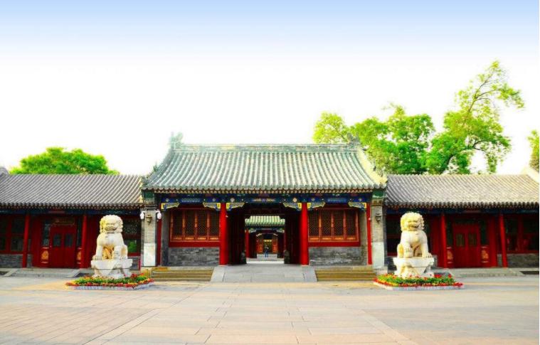 为啥要给逝去的亲人烧纸？烧纸有何忌讳？是封建迷信吗？我国传统的丧葬文化历史悠久，