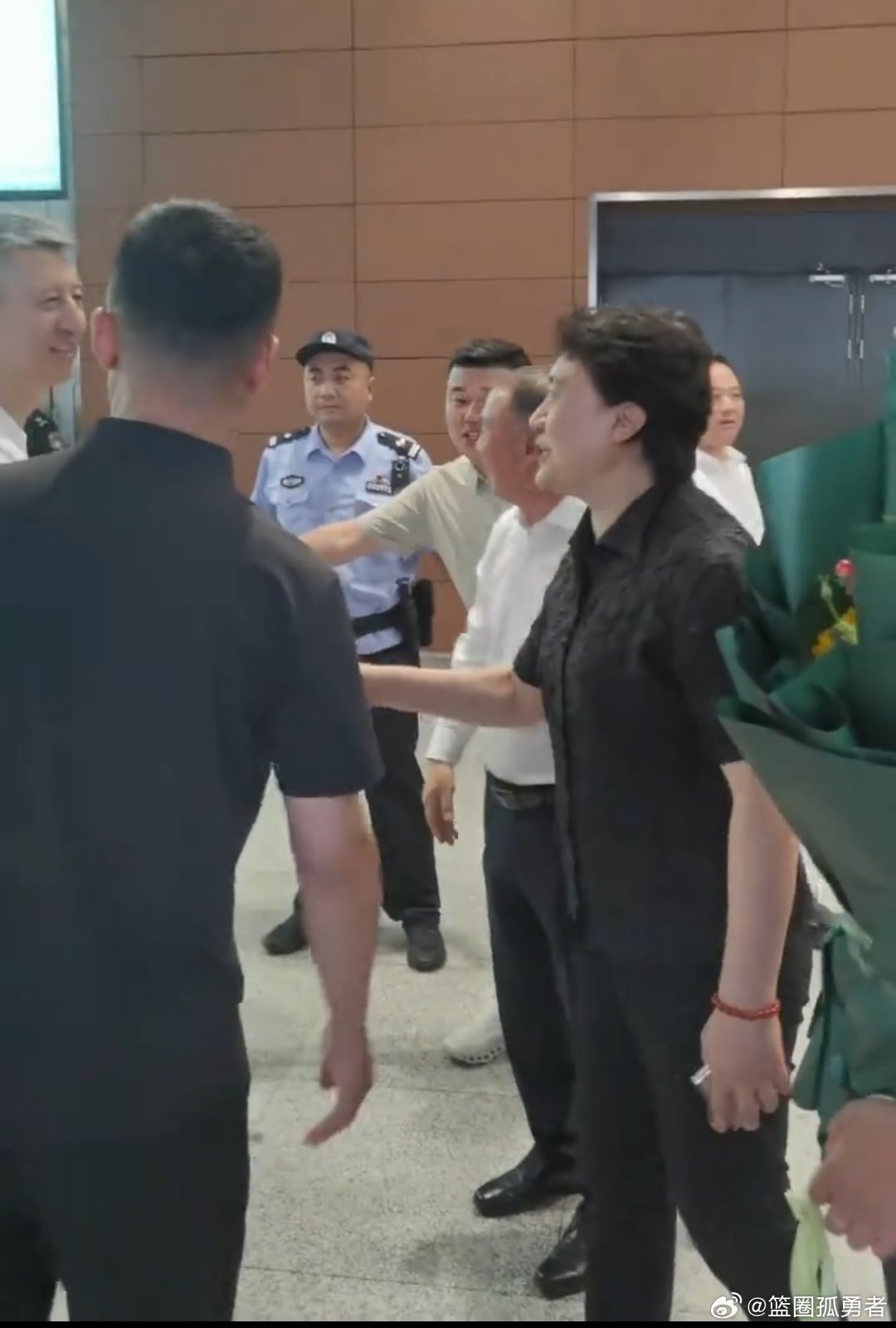 中国男篮抵达沈阳，排面直接拉满！刘克斌市长、省体育局一众领导亲临机场接机，现场挤