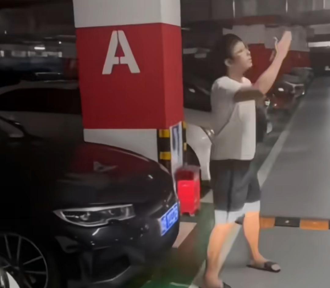 女子回家发现车位被占，让男子挪车，男子称要证明材料。有网友评论，千万别陷入自证的
