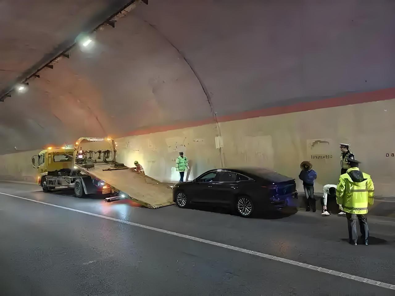 12月17日，甘肃兰海高速上演了一幕惊心动魄的救援故事。一辆小车因定速巡航故障导