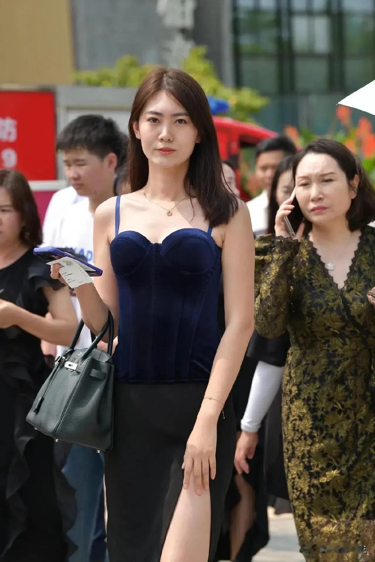 今日与你初相见
有着惊喜和浪漫
在舒爽与惬意里
我们的故事开篇