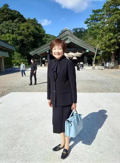 安倍晋三要是泉下有知，估计真得气得翻个身。
 
这位生前呼风唤雨的日本前首相怎么