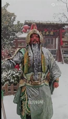 最近刷到开封万岁山武侠城演员被冻成“冰雕”的视频，太让人动容了。有游客发现雪地里