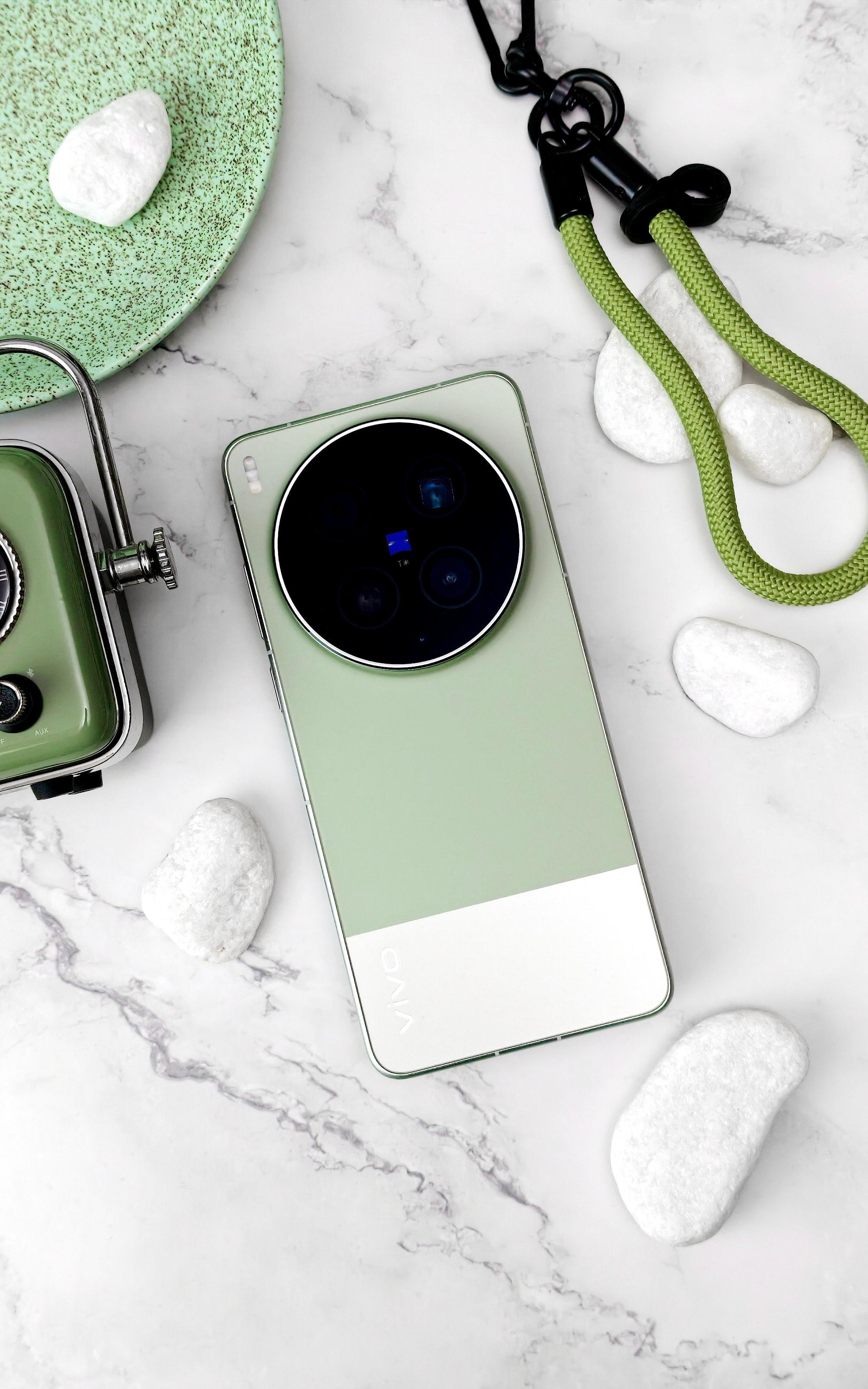 来几张图直观感受一下vivo X300 Ultra增距镜的大小，图一张是「口红2