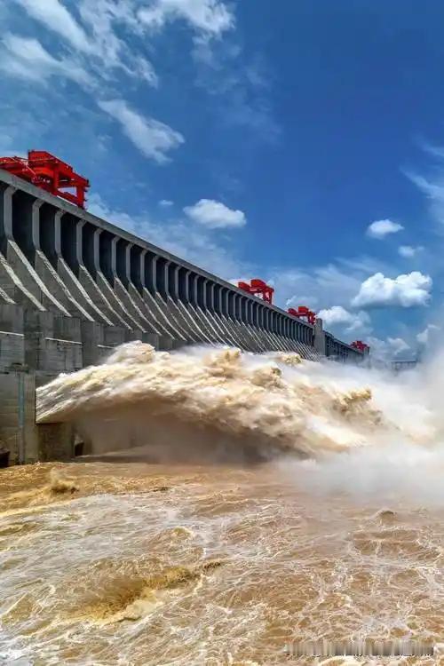 中国的内在稳定性体现在多方面。制度上，有强大的战略规划和执行能力。“五年规划”让