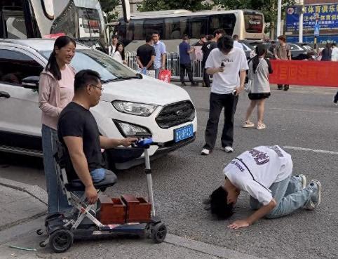 比分数更重要的，是教会孩子用体温去暖人间路。
孩子高考424分父亲陈州却狂喜！