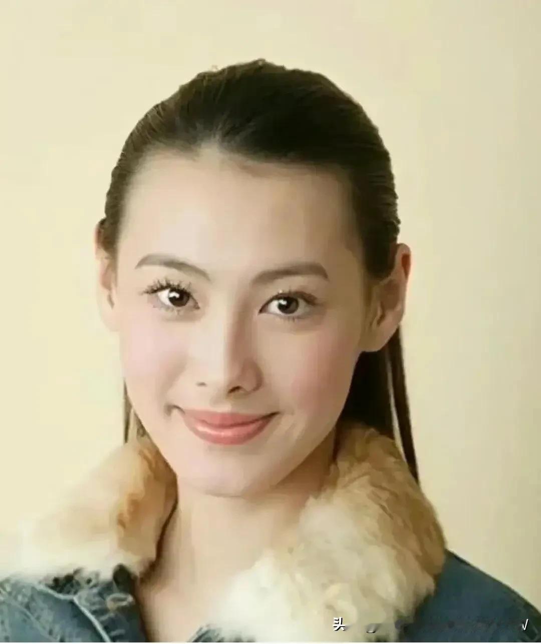 梁洛施，1988年出生，身高172cm，中英葡混血。如今35岁，已经是三个孩子的