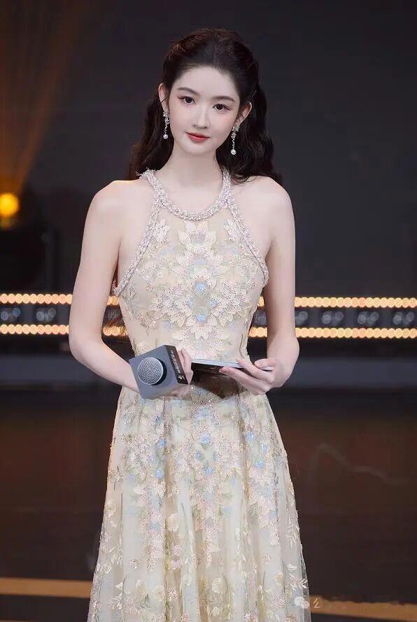 腾讯大赏之夜的着装天花板美女究竟能有多美