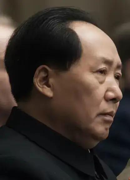 冷峻的眼神，
气宇轩昂的脸庞！
顶天立地的身躯！