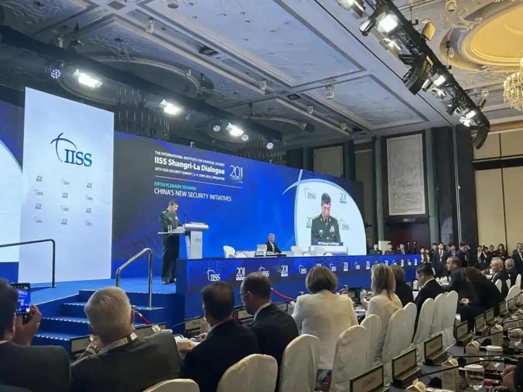 万万没想到，中国竟在新加坡被围攻了，美国威胁中国不准武力改变台湾和南海现状，法国