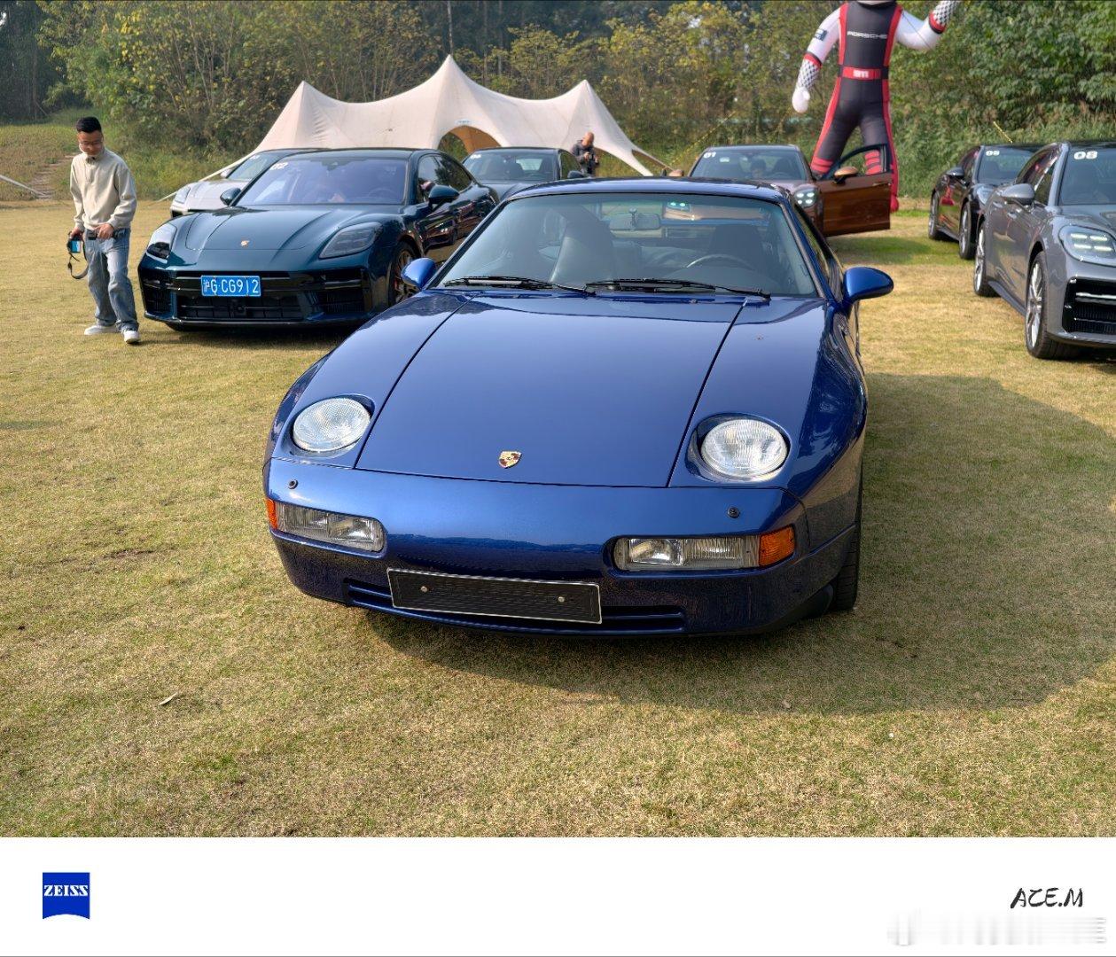 今天我拍这个。928GTS………后面的全新保时捷怕哪摸哪 Panamera保时捷