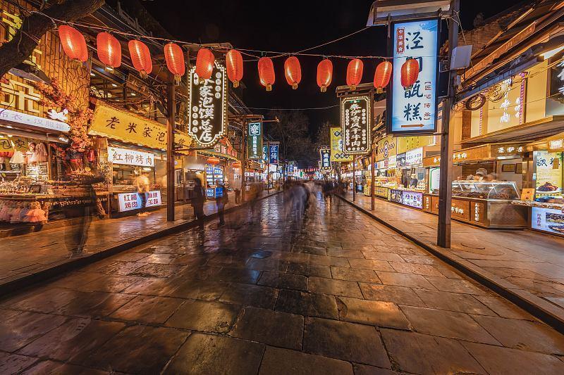 来成都玩别再瞎找景点了，亲测踩过坑也挖到宝。
锦里傍晚去最舒服，红灯笼全亮起来的