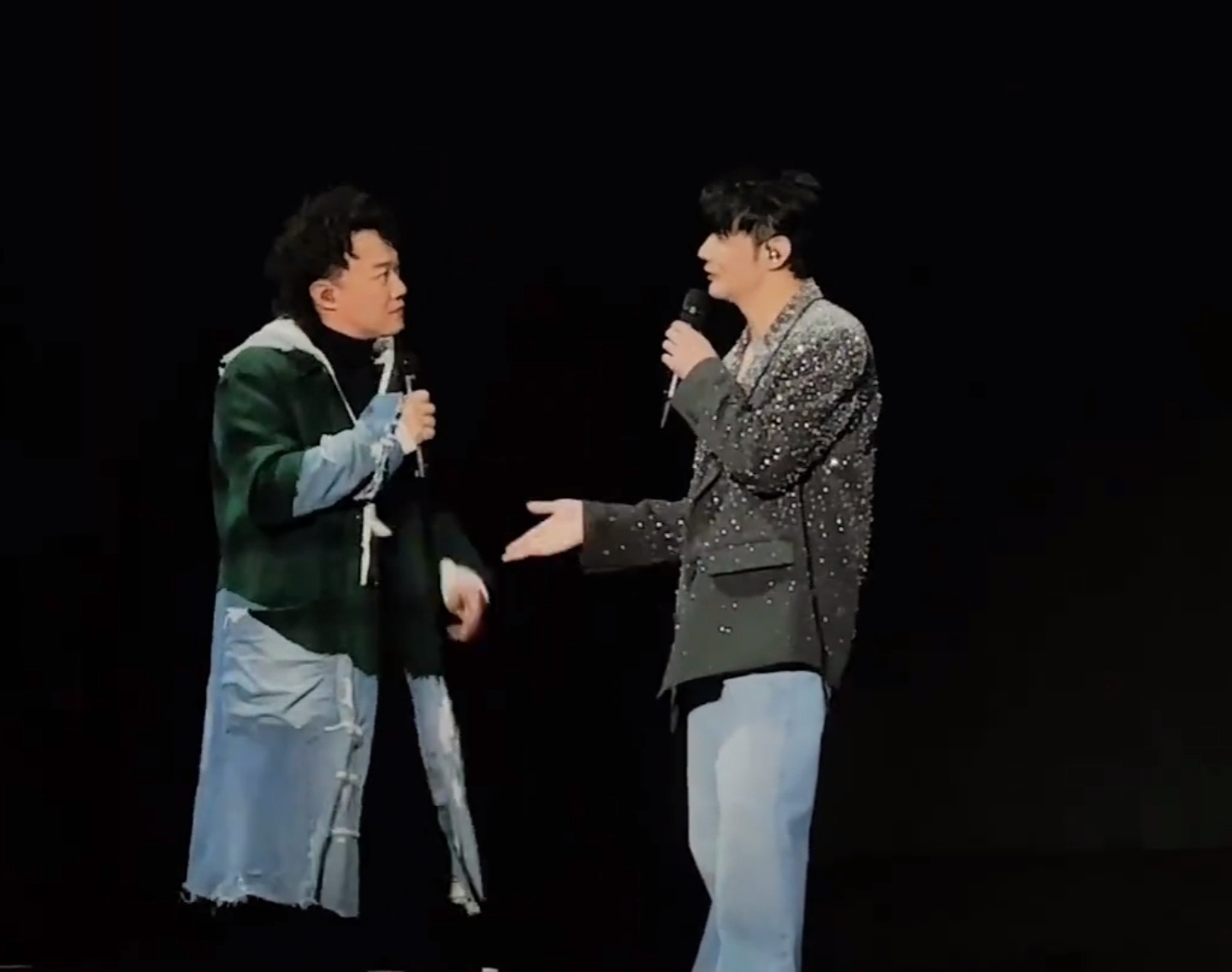 单依纯演唱会照常开得火热。唯独观众席里的陈奕迅，全程反戴帽子抱臂黑脸，表情绷得死