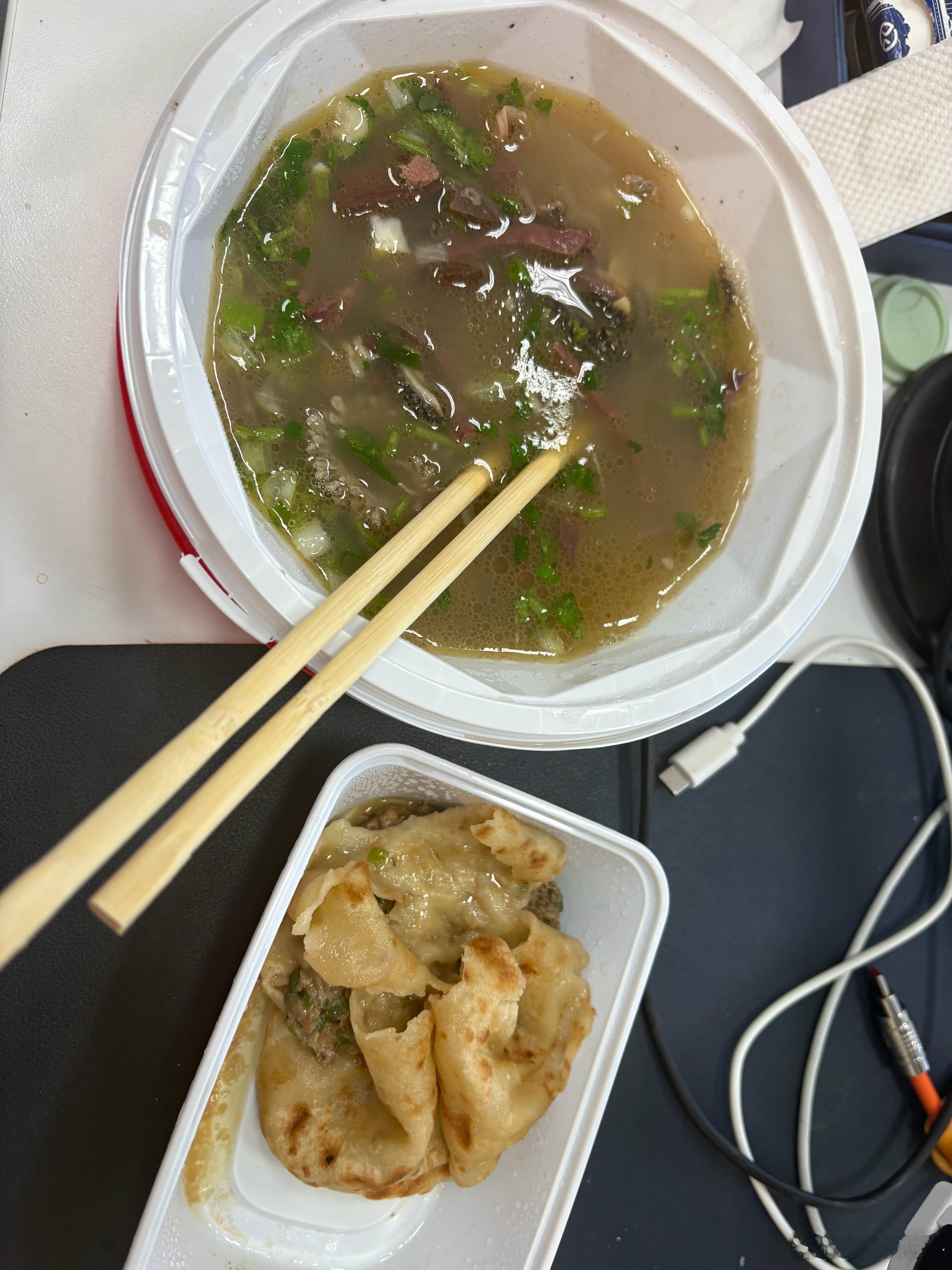 羊杂+肉饼，32块钱 打工午餐   