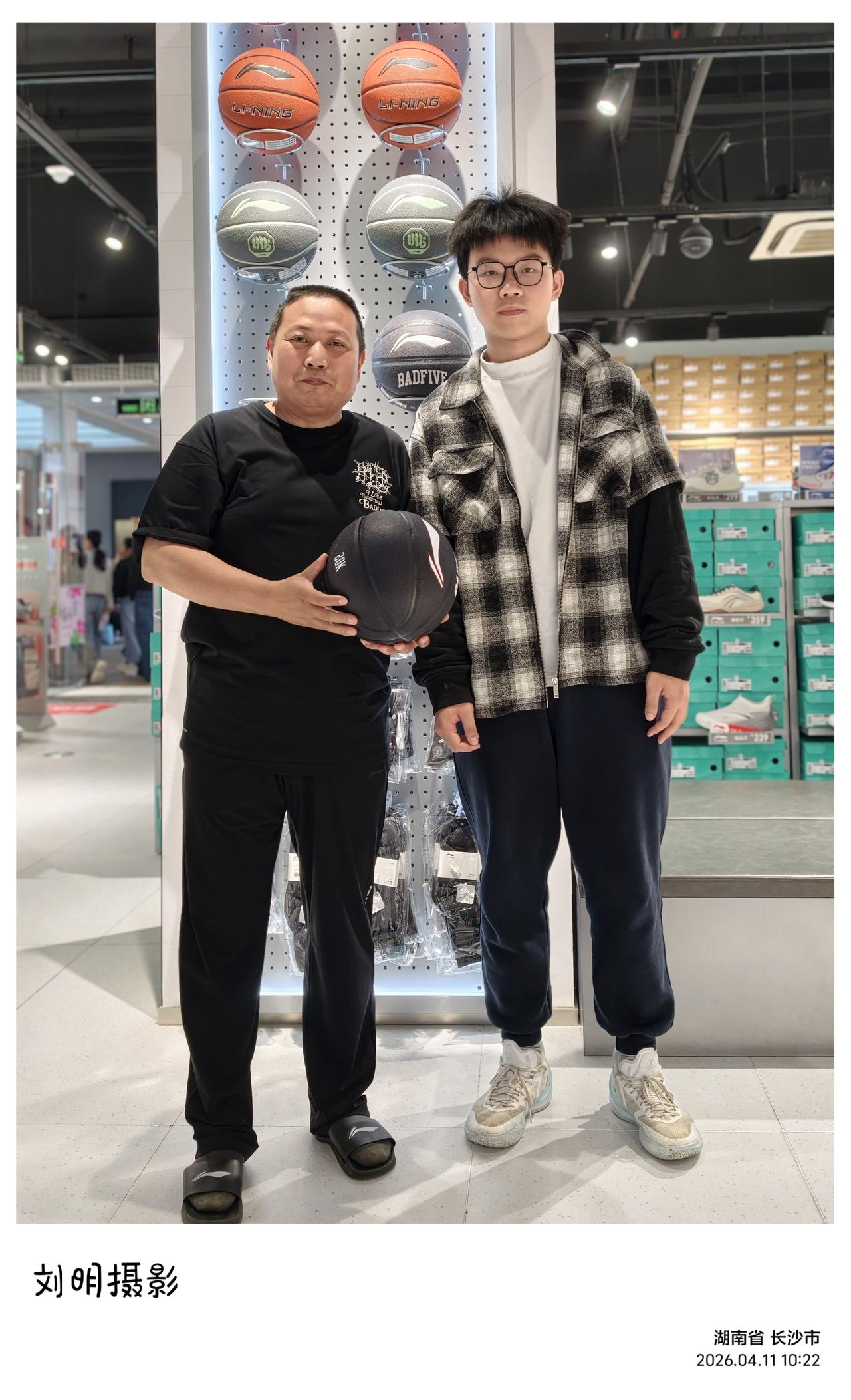 长沙今天阴有小雨。明天要去贵州和云南出长差，似乎要应酬的事很多，一天便在忙里过了