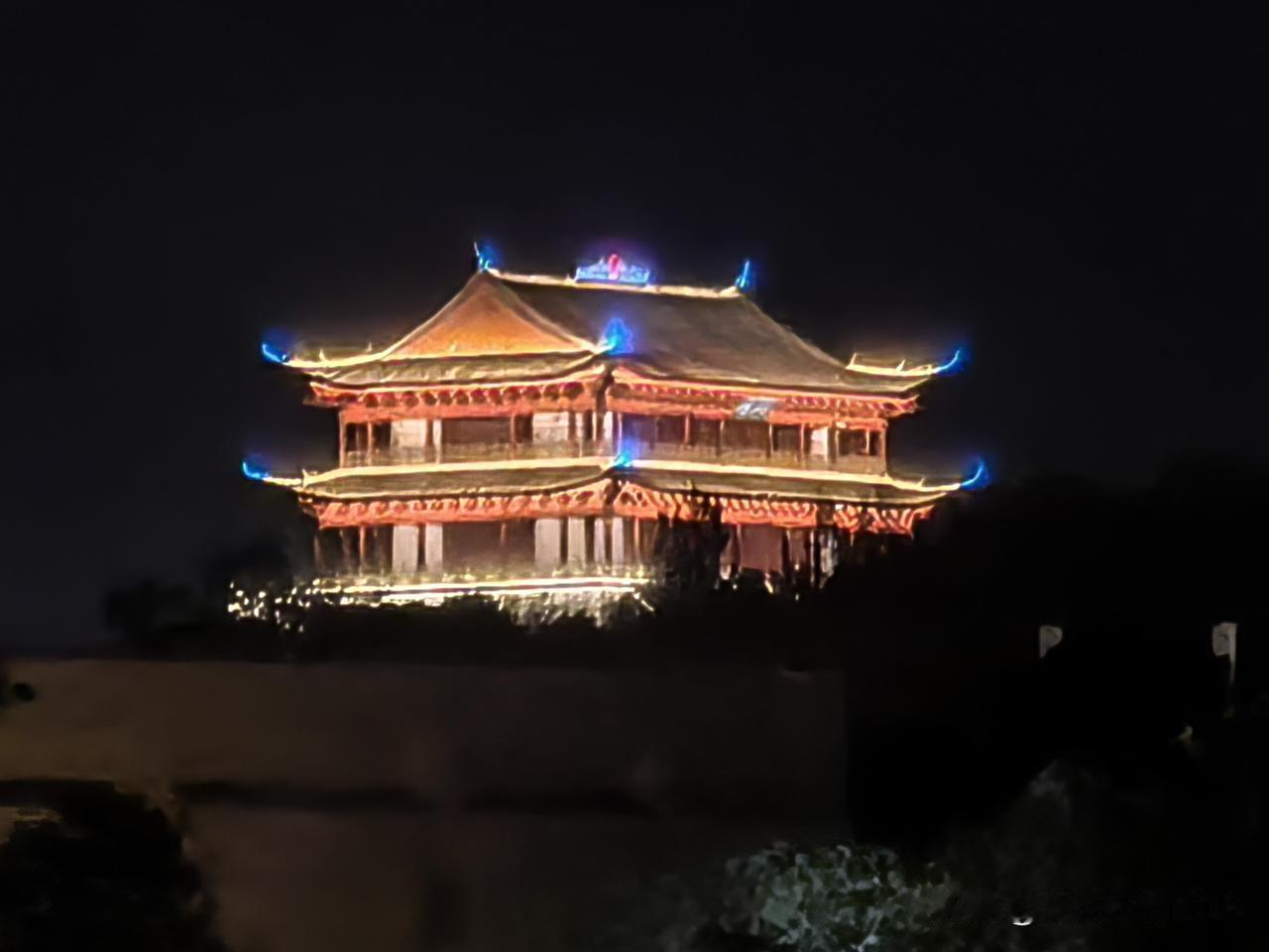 灯火辉煌的镇海楼！还在彻夜加班值守中，才想台风来到福州，都能守规矩[呲牙]