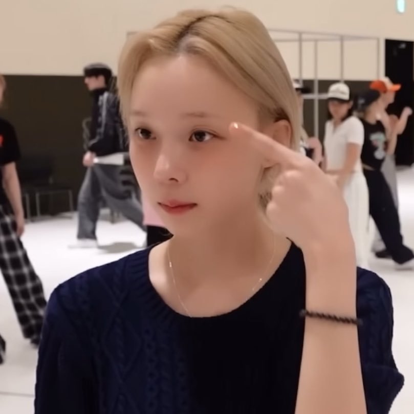 #金玟庭[超话]# 🥺#金玟庭 全代女爱豆韩刊中输第一# 白里透红的鲜嫩小馒头