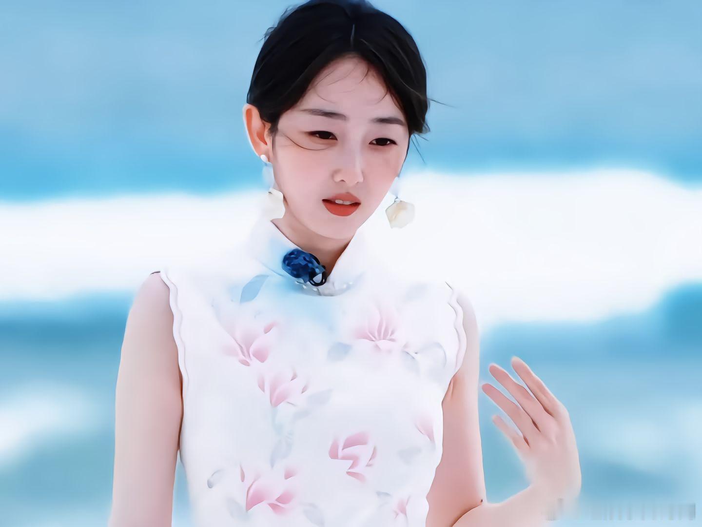 蒋梦婕的鞋把浪姐舞台给染红了她真的长得好显小啊，知道她35了我还是好惊讶😲 不
