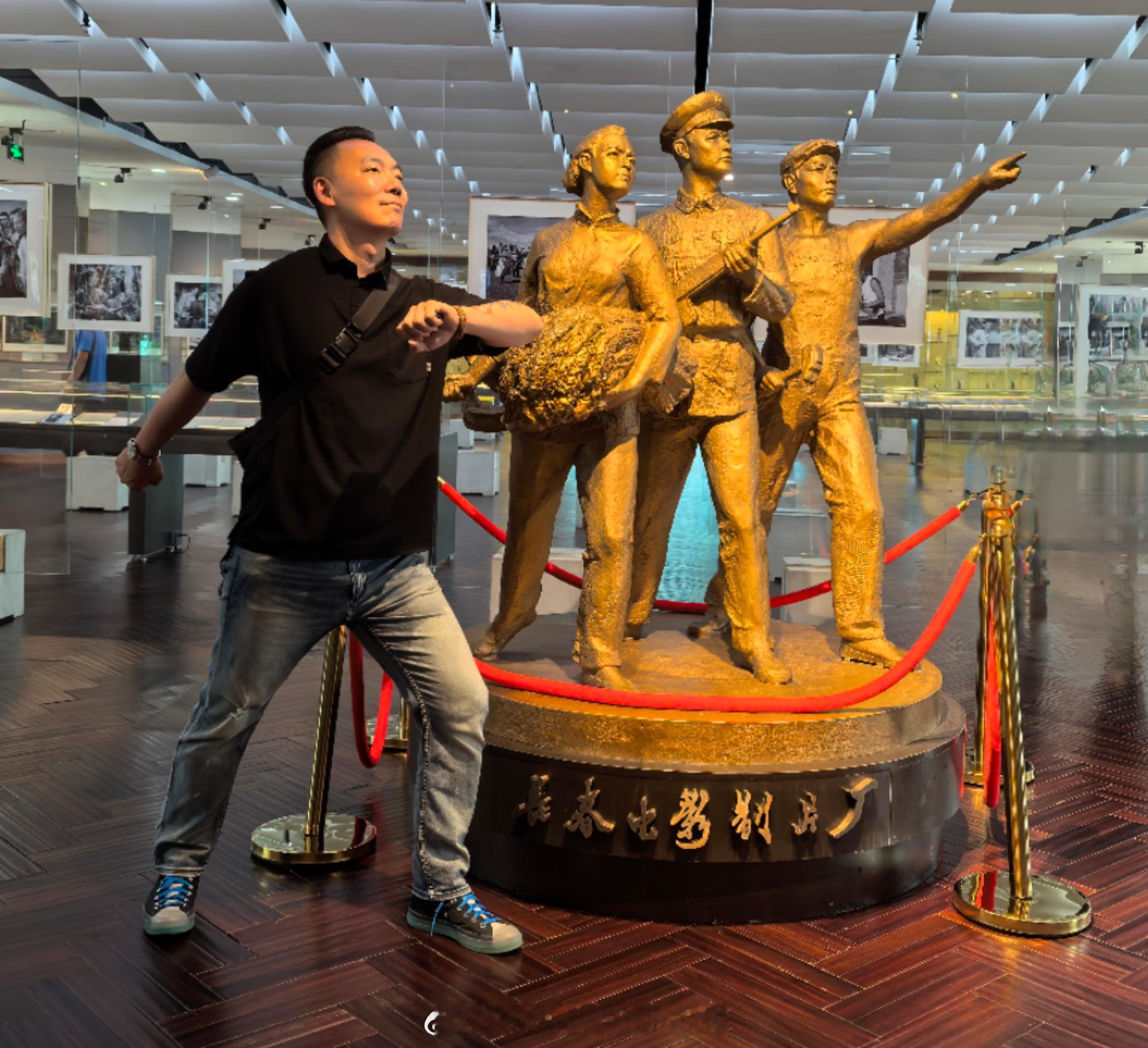 春节期间至少看五部电影 立博为证。 封神  我想见 费翔  老师[太开心] 