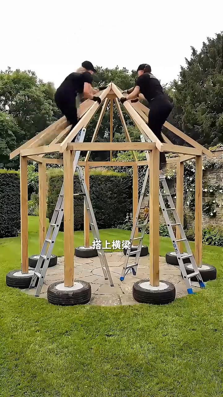 ·在旧轮胎里浇筑水泥砂浆，插上木方做基座。
·用8根木桩围出圆顶凉亭，搭上横梁，