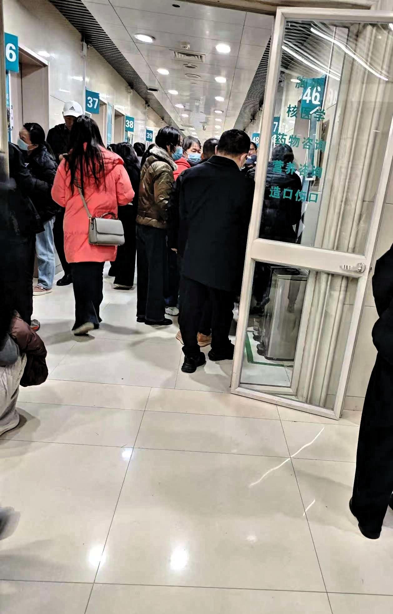 医院角落的哭声，看得人心里发沉
医院角落里，13岁男孩的嚎啕大哭，让路过的人都忍