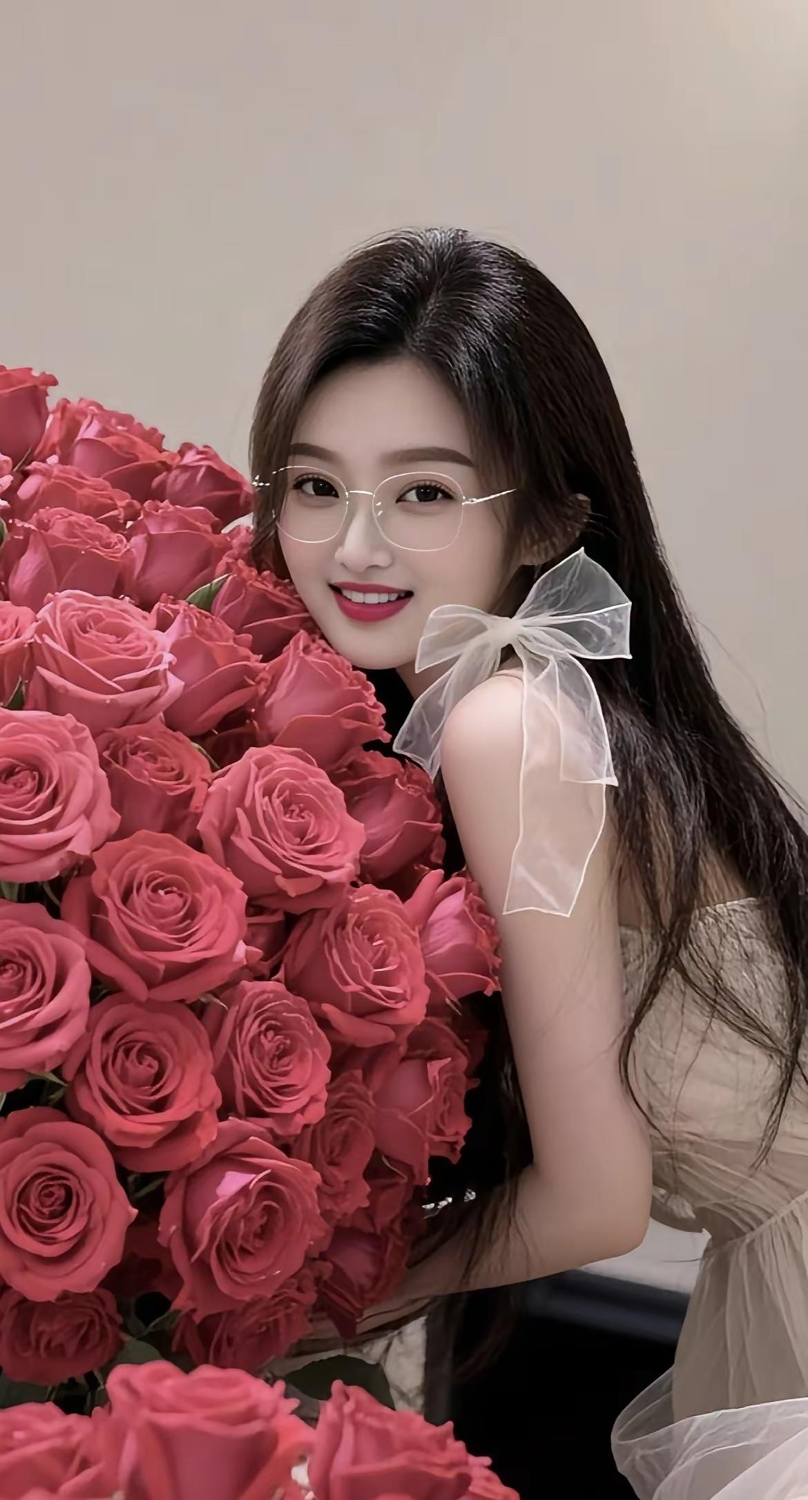 少女与玫瑰的浪漫邂逅🌹💕在公交车，该给老人让座吗 你们都喜欢吃的什么馅的饺子