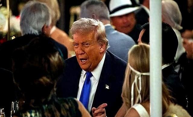 特朗普又在海湖庄园办派对了。
南瓜灯是他自己脸，MAGA标语挂满墙。
他给小孩发