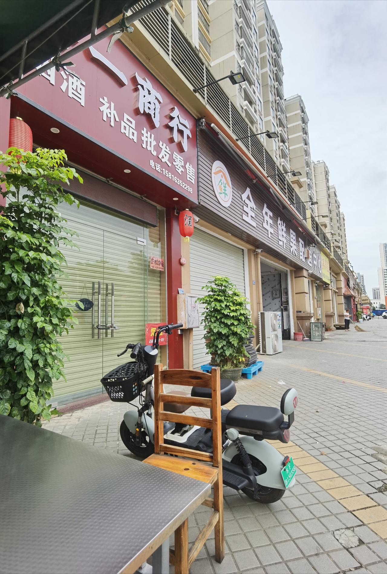 现在实体店都寡淡到这种程度了吗？

不仅是自己住的小区楼下商铺空置率很高，隔壁小