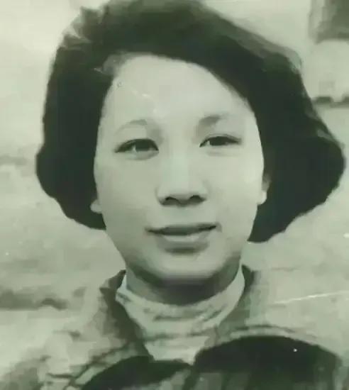 她在枪响前倒地装死，没多久特务进来补枪。甚至，用枪托捅她的腰部。而她，紧张的不敢