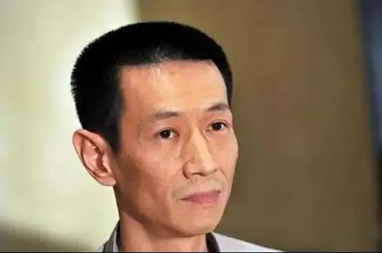 2009年，一位中国男士以2.7亿元的金额，从法国买下了圆明园的兔首和鼠首。当对