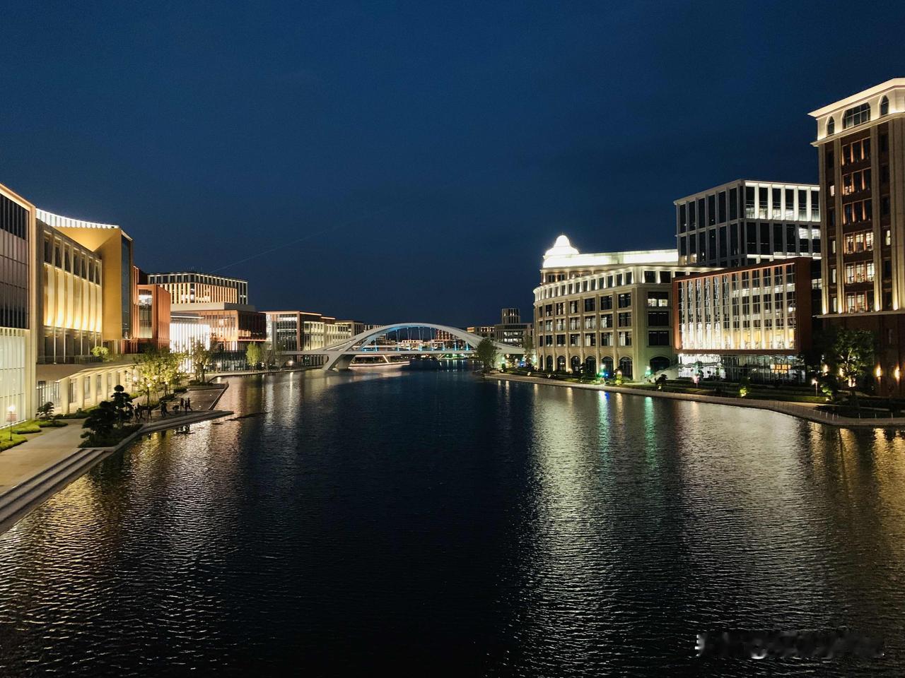 外面跑了一整天，赶在傍晚天黑前过来看个夜景……