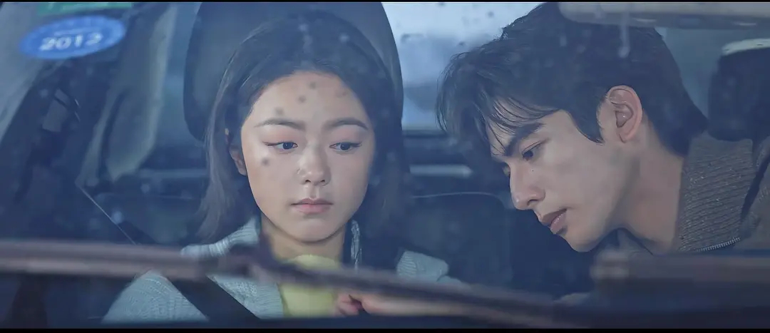 网友调侃这部剧这个剧情是：爸爸接女儿放学了 