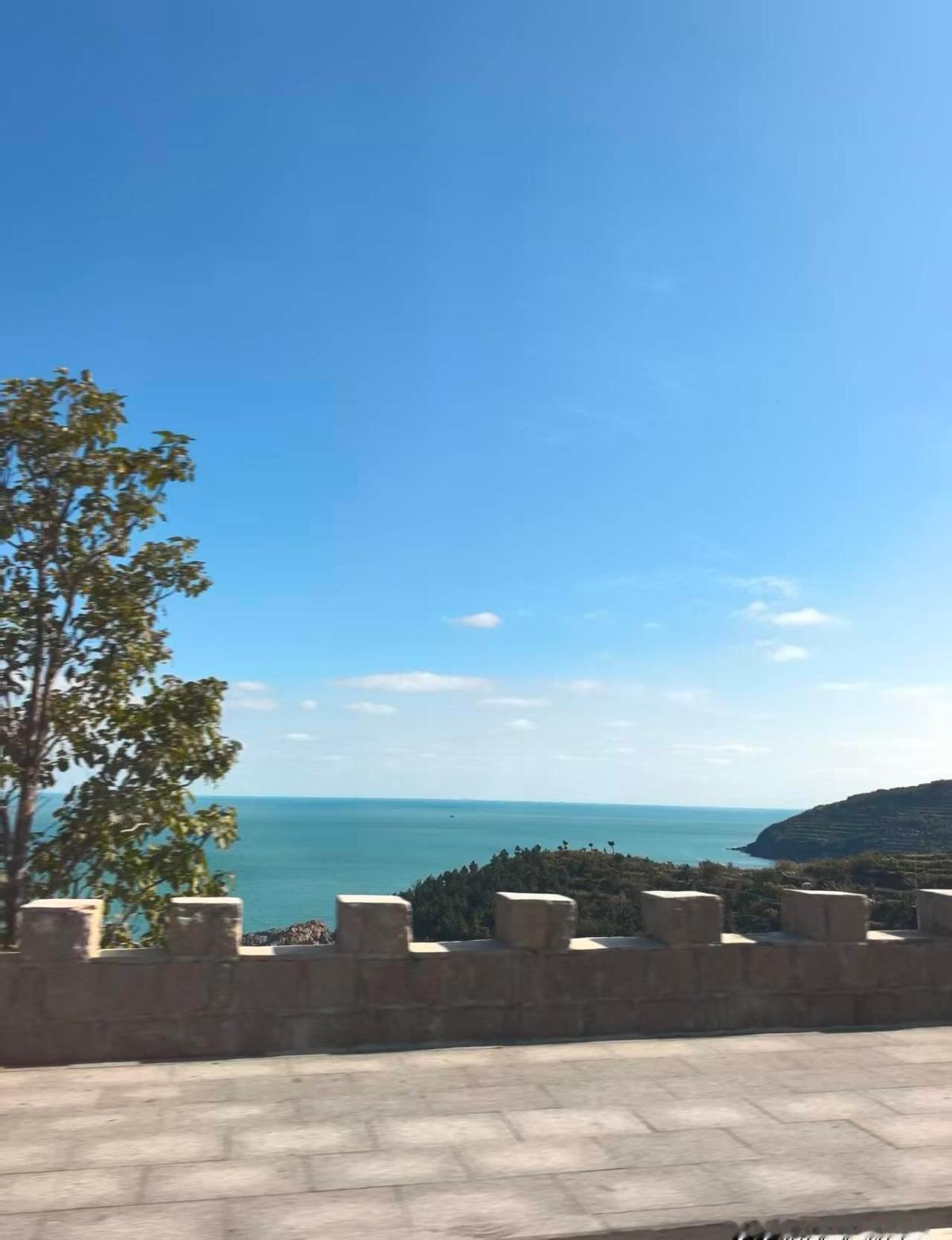 对门没开暖气，地瓜送了一筐。
不是不想暖，是账单压得喘不过气。
单亲妈妈，带娃养