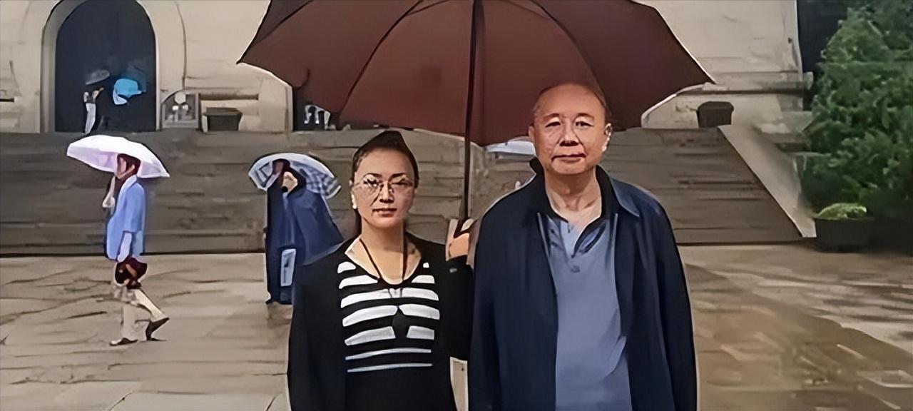 服刑18年的“中国首富”牟其中，8年前终于刑满释放，谁料在监狱门口迎接他的女人并